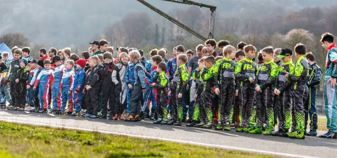 Картинг в новом формате! Гонщики проводили осень на сочинской трассе.